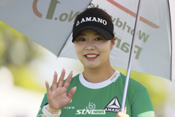 손 인사로 출발하는 김리안