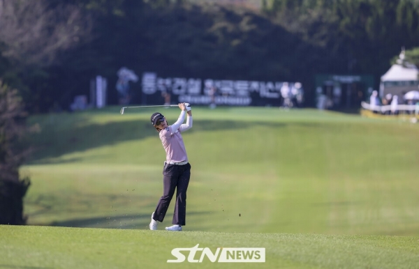 세컨드샷 날리고 있는 최은우