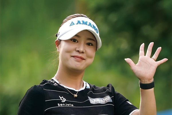 김리안, 손 인사로 출발