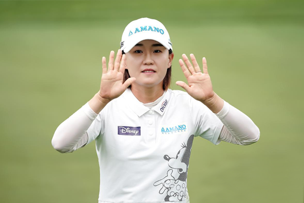 최은우, 두 손 인사로 마무리 